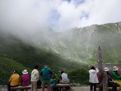 雲がかかる浄土乗越への登山道 