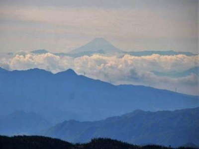 燧ケ岳紫安グラに到着、富士山を遠望 