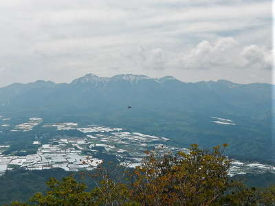 川上村のレタス畑の向こうに八ヶ岳 