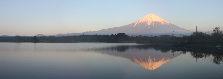 田貫湖、距離：15.6km<br />湖面に影を落とす夕焼けの富士山