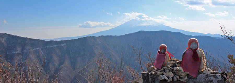 釈迦ヶ岳、距離：22km<br />お地蔵さんの先に大きな富士山