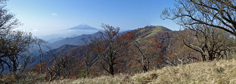 2016.11.07 丹沢山、距離：41km<br />西丹沢の山々の上にそびえる富士山