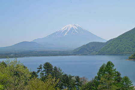 精進湖、距離：18km<br />1000円、5000円札裏面の富士山は精進湖から