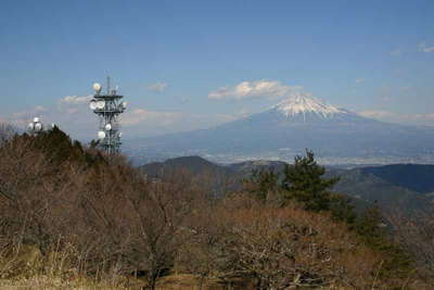 浜石岳、距離：32km<br />富士川を挟んでそびえる大きな富士山