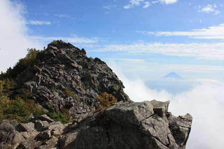 乾徳山、距離：51km<br/>山頂の岩場からの富士山
