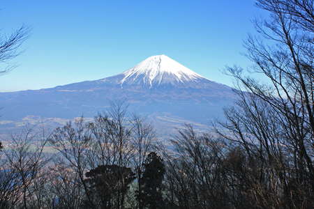 天子ヶ岳、距離：18km<br />山頂の展望台から眺める富士山