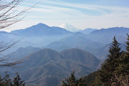石老山、距離：48km<br/>大室山の側にそびえる富士山