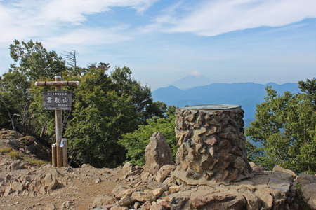 雲取山、距離：58km<br />避難小屋が建つ雲取山の山頂からの富士山