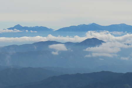 乗鞍岳、距離：134km<br />南アルプス・北岳の肩から顔を出す富士山