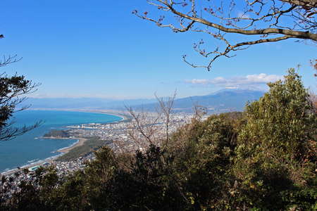 沼津アルプス・小鷲頭山、距離：36.5km<br />相模湾を挟んでそびえる富士山