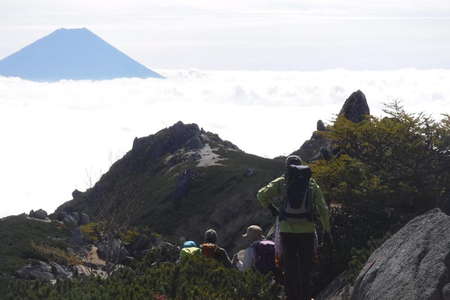 2016.10.10 鳳凰山、距離：53km、写真提供：S.Mさん<br />縦走観音岳から薬師岳へ向かう途中の稜線