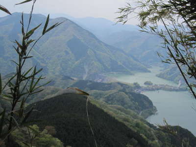 丹沢湖を望む