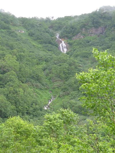 前日の大雨による山々の滝 