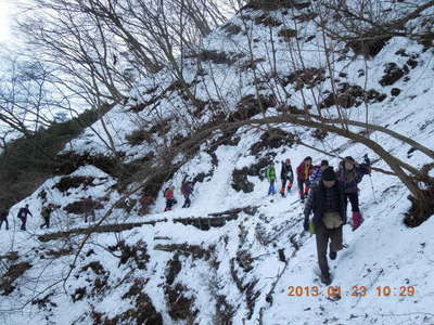 雪に覆われた登山道を慎重に登る 