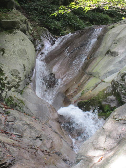 7mトイ状滝の上段ヒョングリ 