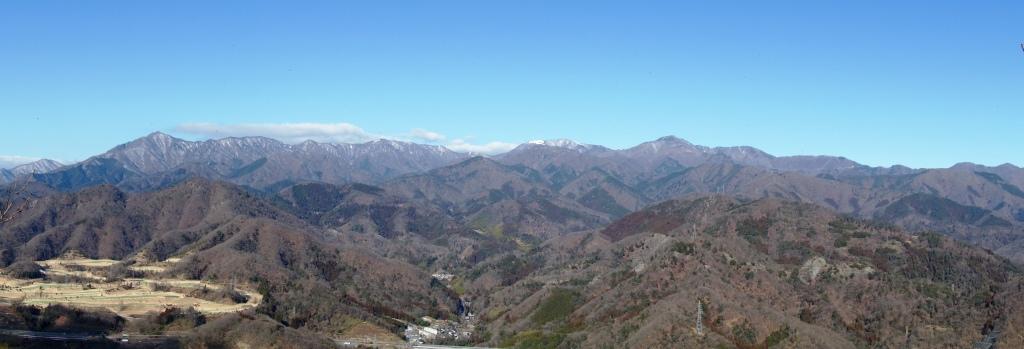 菊花山から滝子山～雁ヶ腹摺山の山なみを望む 