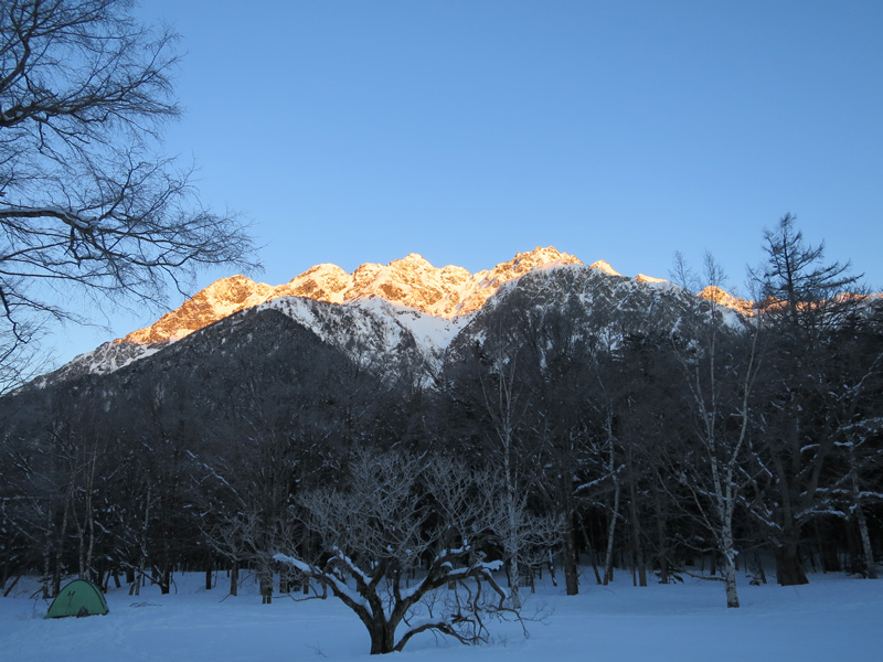 朝焼けの明神・前穂高岳を徳沢から望む 