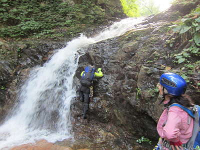 東黒沢　1023 地点 5ｍ滝を登る 