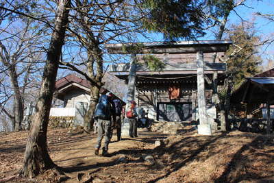 武甲山の山頂に御嶽神社