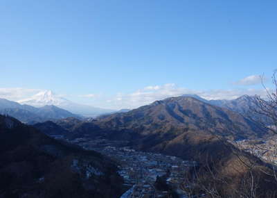 菊花山から高川山を望む