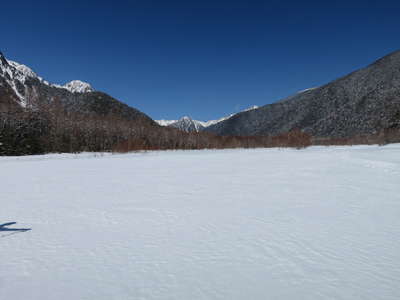 梓川はまっ平らな雪原になっている 