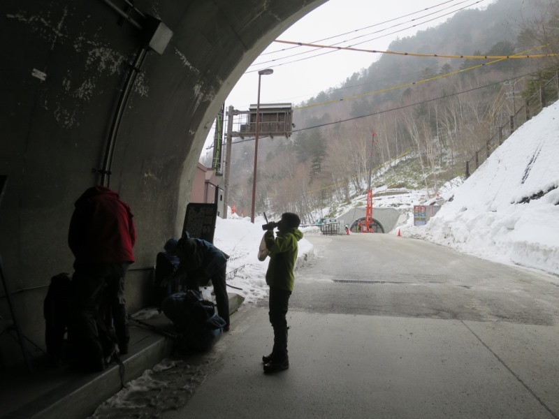 釜トンネル出口は小雪 