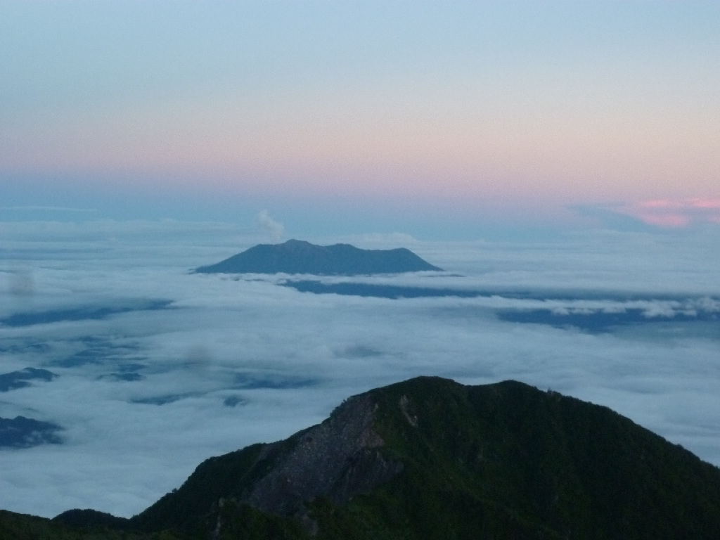 木曽駒ケ岳から御嶽山を望む 