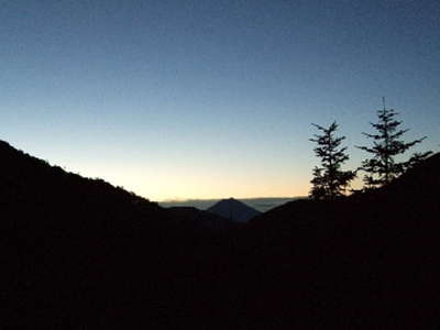 山間に夜明けの富士山 