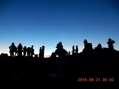 木曽駒山頂で日の出を待つ人々 