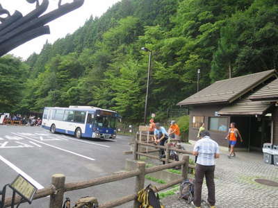 1時間バスに揺られ都民の森に到着 