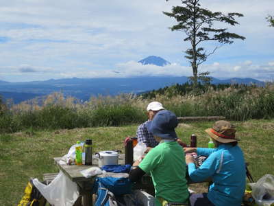 高松山山頂で食事 