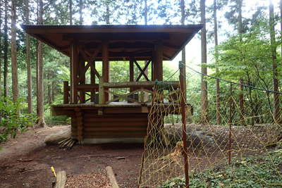 ヒノキの森の休憩小屋