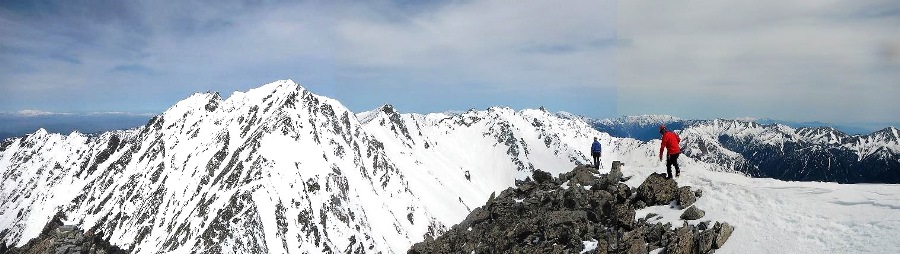 前穂高岳山頂の目の前に広がる大パノラマ 
