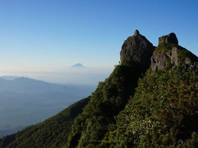 権現岳のオベリスクと富士山 