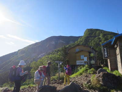 夏沢峠から硫黄岳を見上げる 
