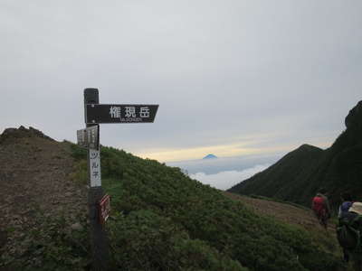キレット小屋を出発、ツルネで富士山に出会う 