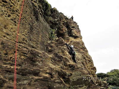 急岩稜固定ロープ登攀1 