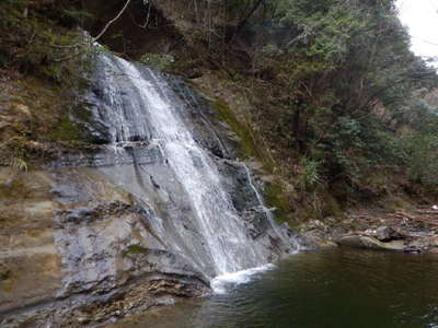 開墾場の滝、奥の崖を懸垂降下 