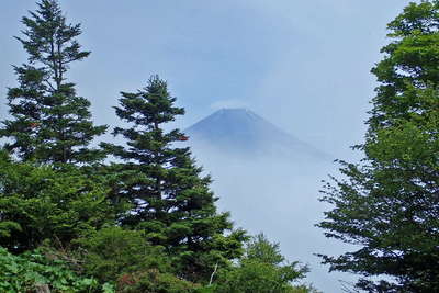 雲から姿を見せた富士山 