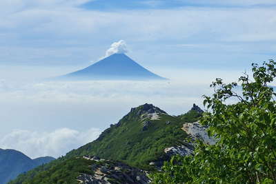 富士山に噴煙のような雲 
