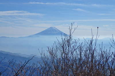御岳山塊の上に富士山