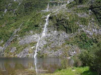 湖に落ちる滝 