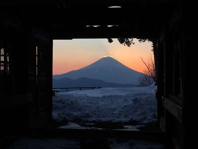 隋身門の向こうに富士山からの御来光 
