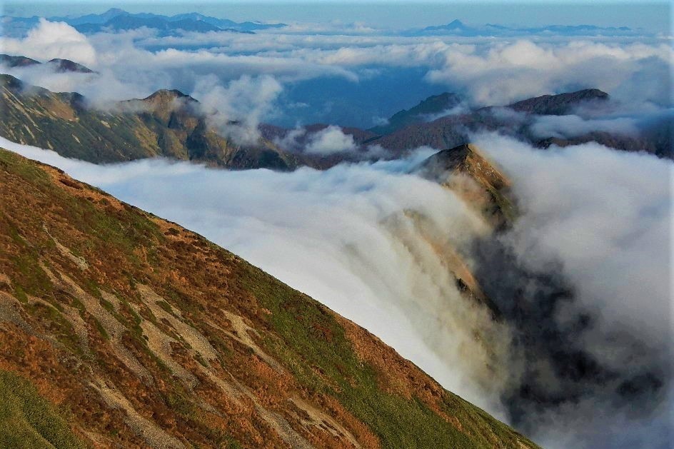 谷川岳上越国境を越える滝雲 