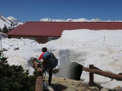 雪のトンネルをくぐり常念小屋へ 