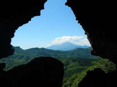 覗き岩穴から浅間山