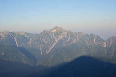 五竜岳山頂から望む朝日の剱岳 