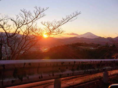 愛鷹山に沈む夕日と富士山 
