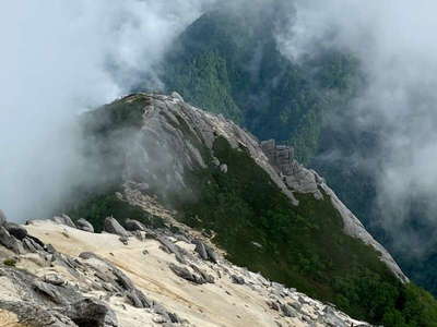 駒津峰への分岐から見下ろす摩利支天 