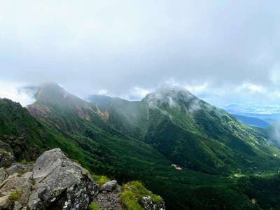横岳山頂より赤岳（左）と阿弥陀岳 